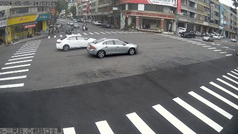 其中一起還是救護車時速破百車禍。(圖/TVBS)