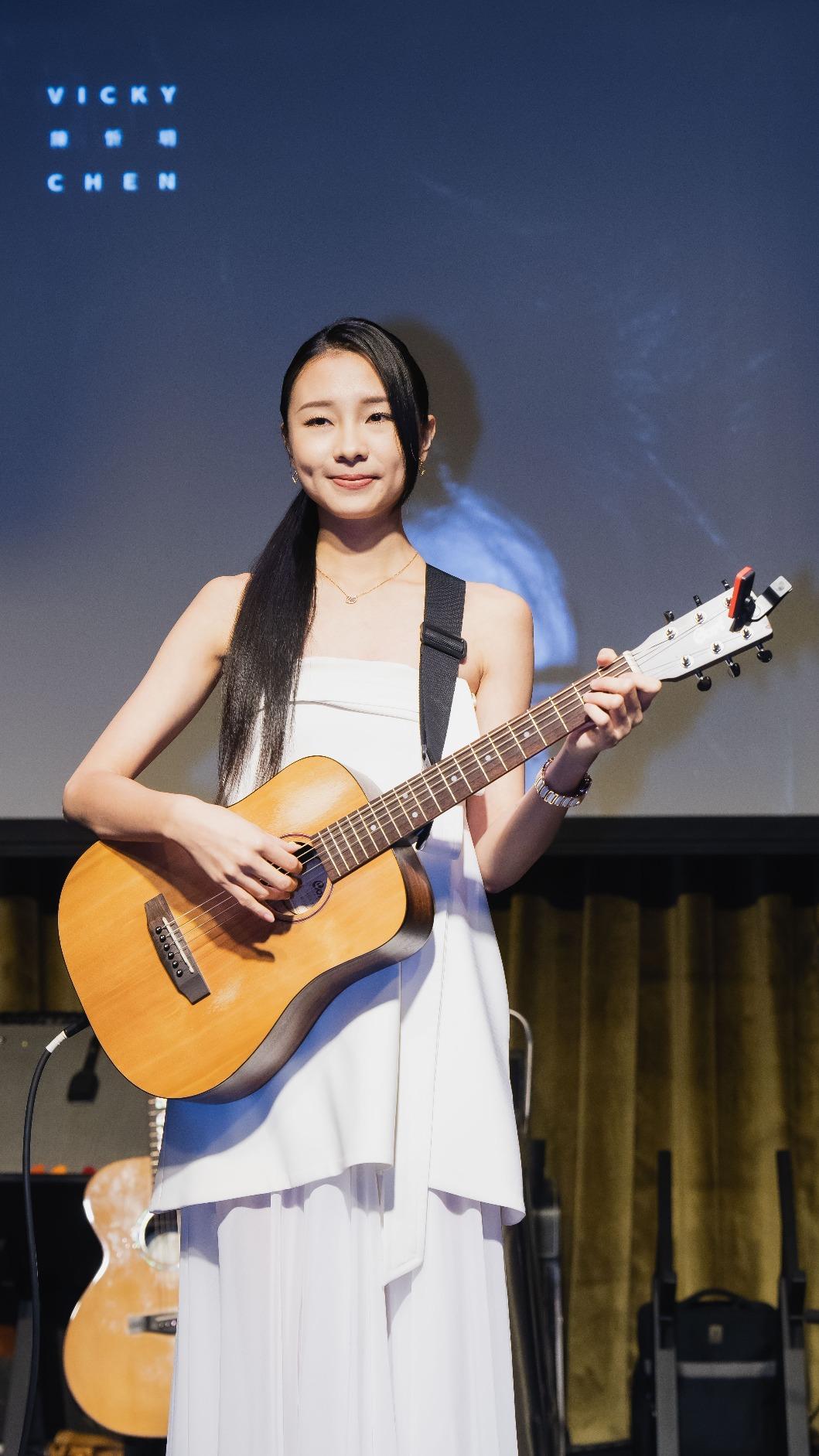 陳忻玥為了談戀愛玩交友軟體。(圖/陶山音樂提供)