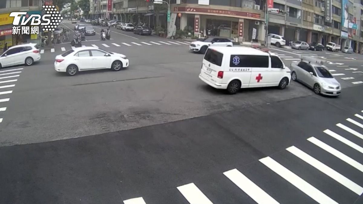有片/鳴笛最大?台中救護車「時速飆破百」釀事故 警方說話了