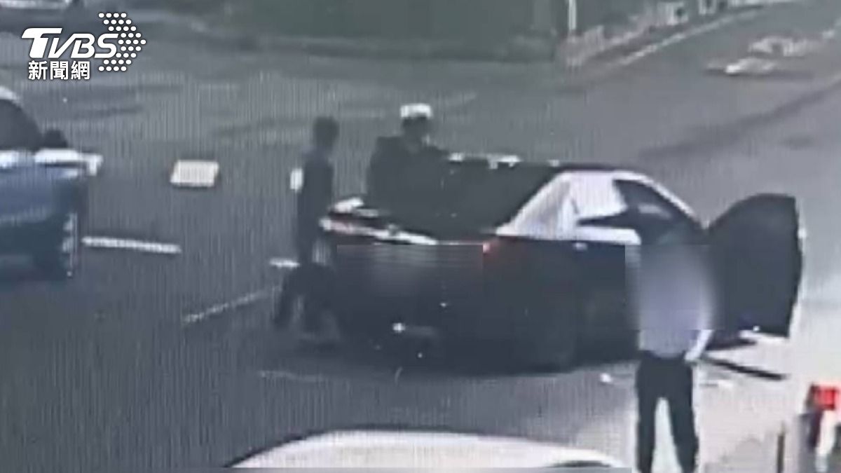 高雄毒蟲駕車違停拒攔查　下一秒襲警勾脖狠「拖行百米」