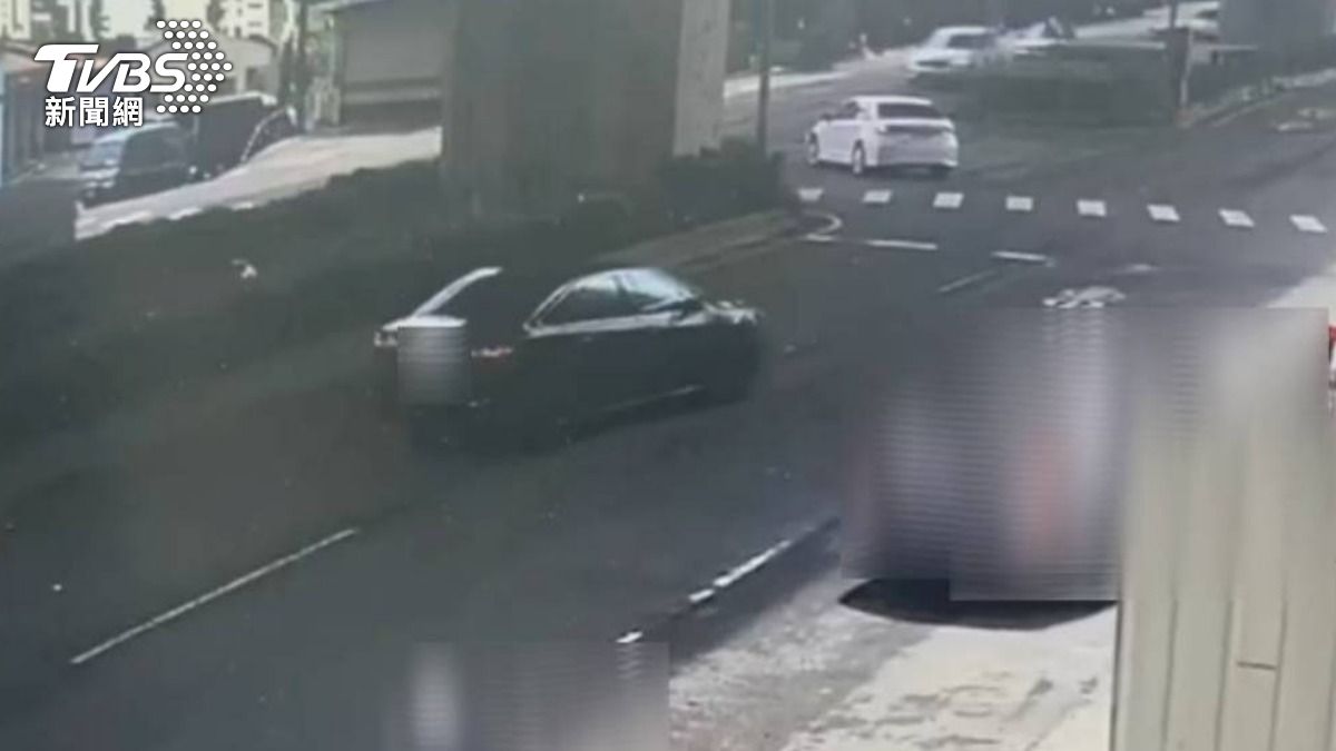 毒蟲徒手勾員警脖子拖行百米。（圖／TVBS）