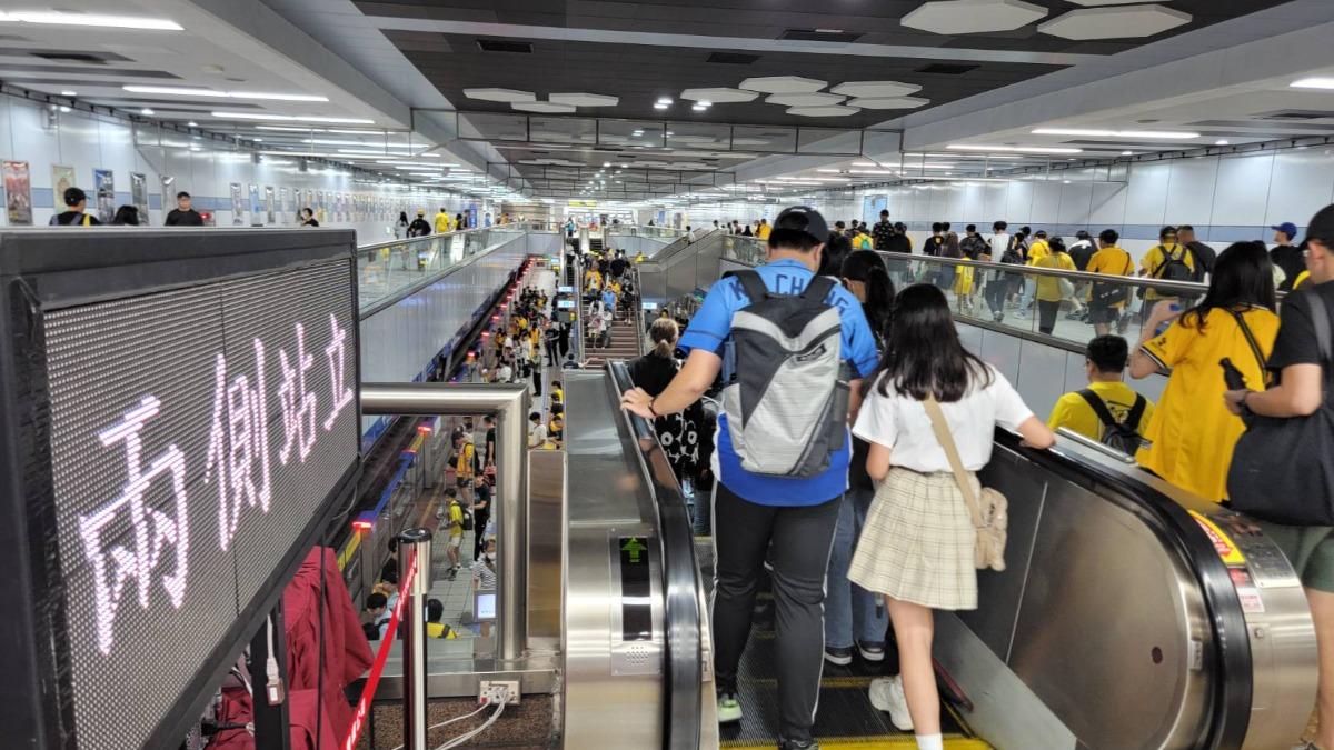 北捷「兩側皆可站」點戰火!通勤族怨趕時間難行 網嘆:明明有樓梯
