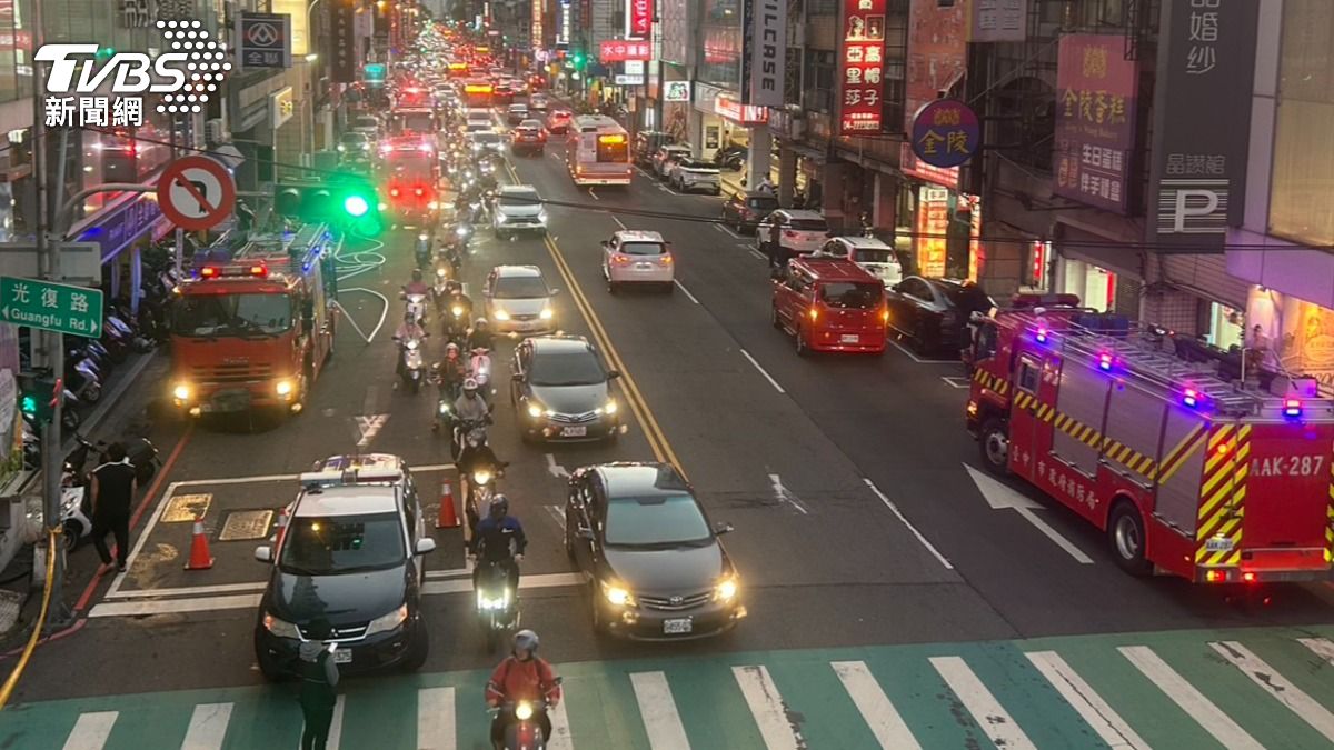 下班路段大塞。(圖/林冠丞攝)