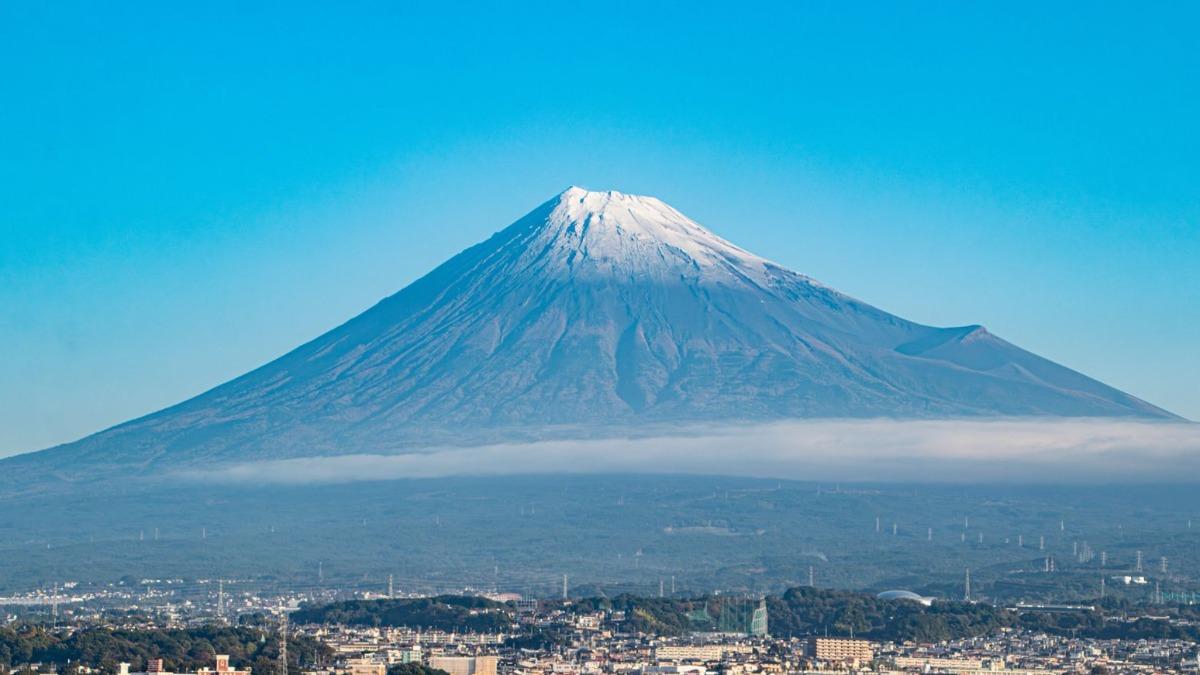 富士山「白頭」出現了!迎130年來最晚初冠雪 絕美畫面曝