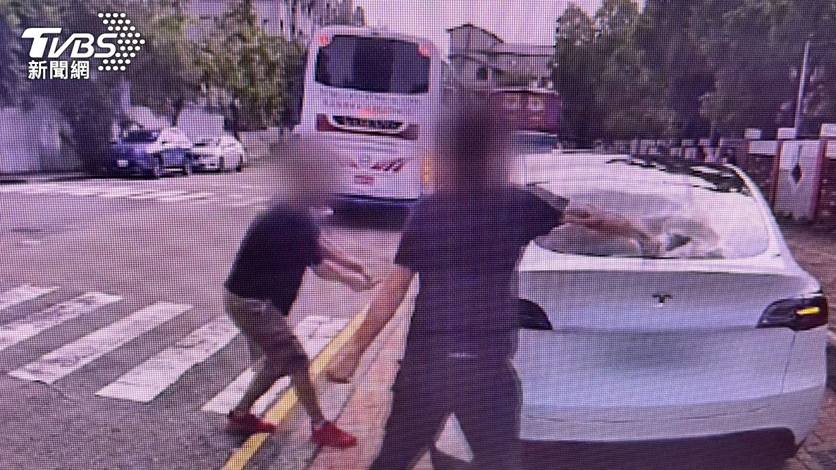 男子砸完車後烙跑。(圖/TVBS)