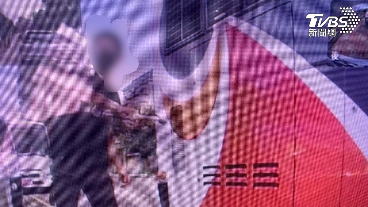 男子砸完車後烙跑。(圖/TVBS)