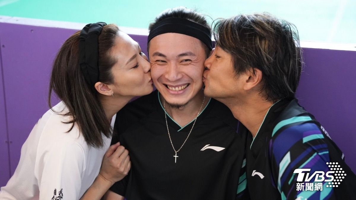 大牙（左）和老公放閃，謝承均也湊熱鬧。（圖／黃盈容攝）
