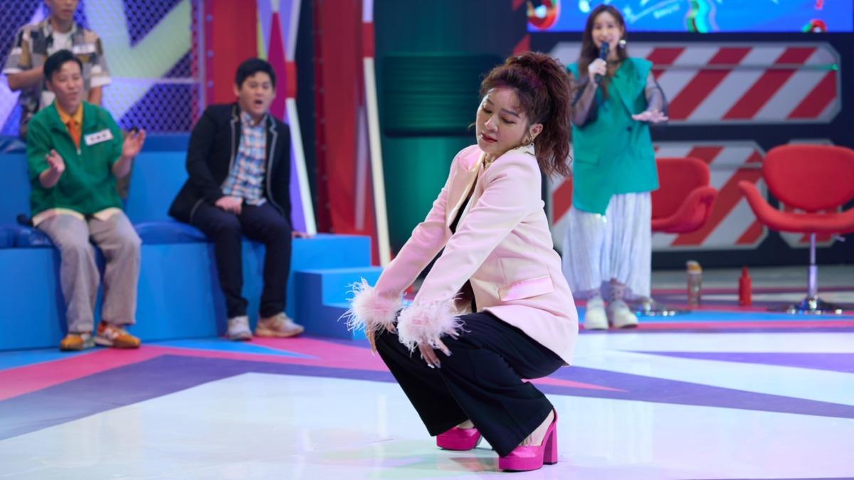王彩樺M字腿超辣!摸肚求子「再生一個」 起立蹲下拚了