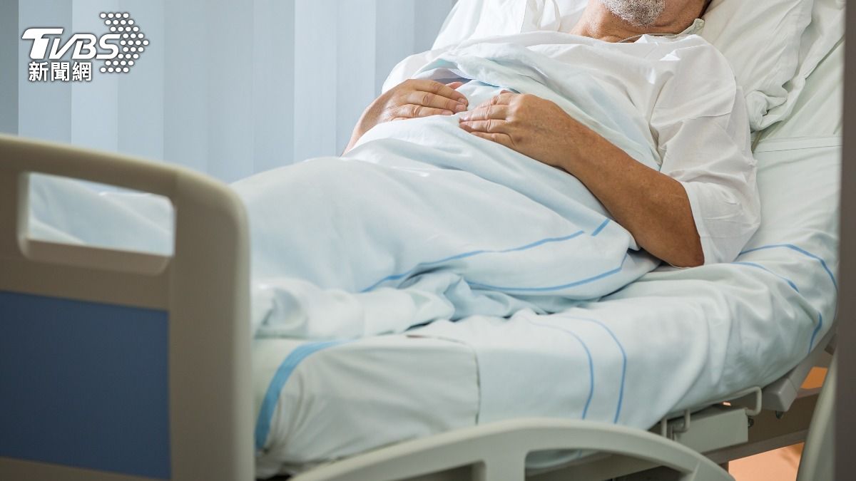 父病倒要住院!冷血雇主問「是不想做」?還嗆女兒:去死吧