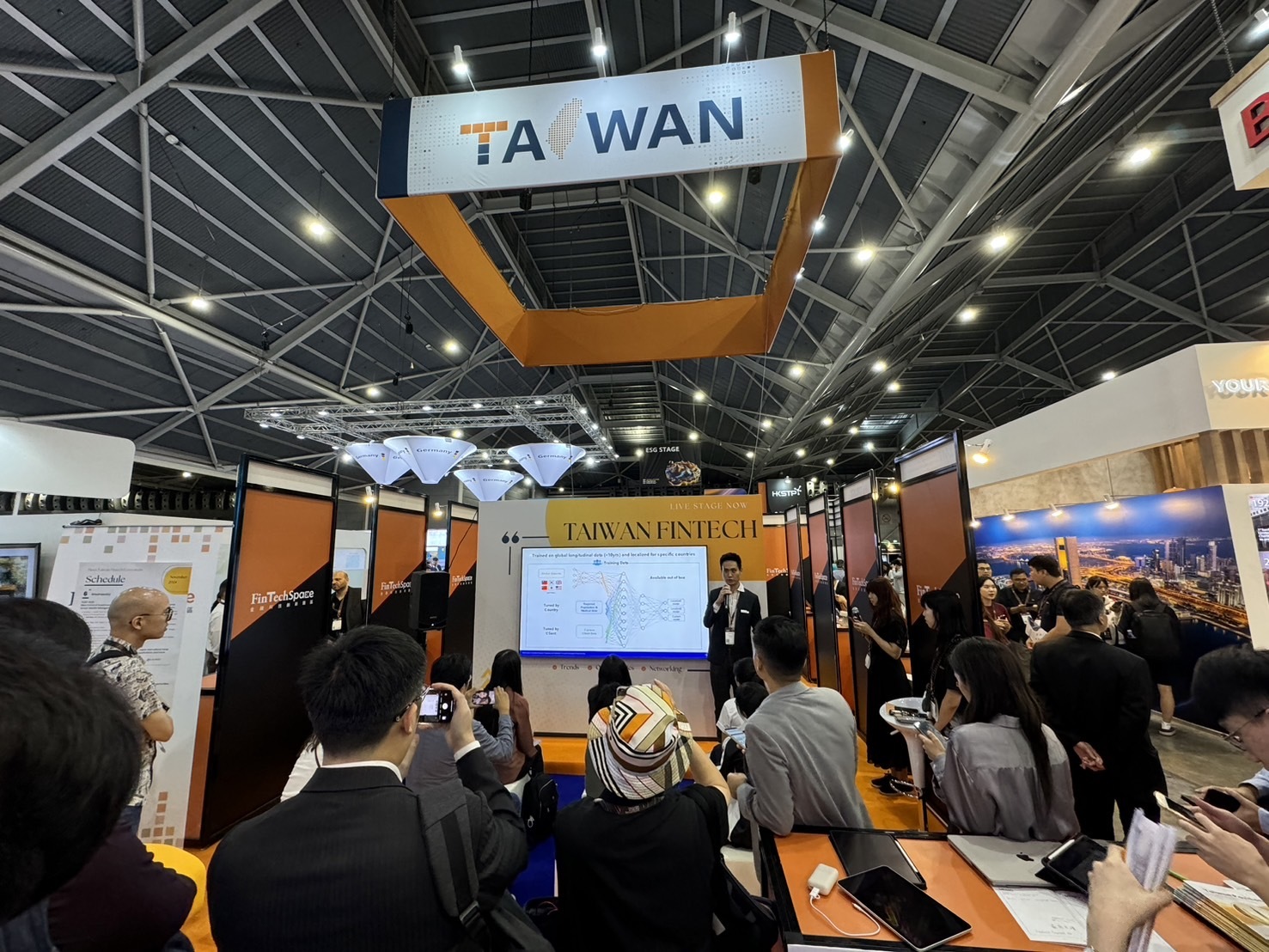 新加坡金融科技節 聚焦AI應用資產規劃與永續金融