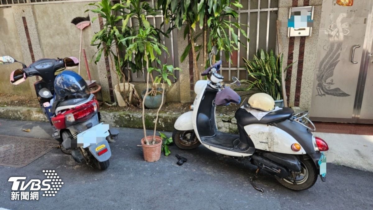 謝男與室友當街扭打,意外將瓦斯槍掉在現場。(圖/TVBS)