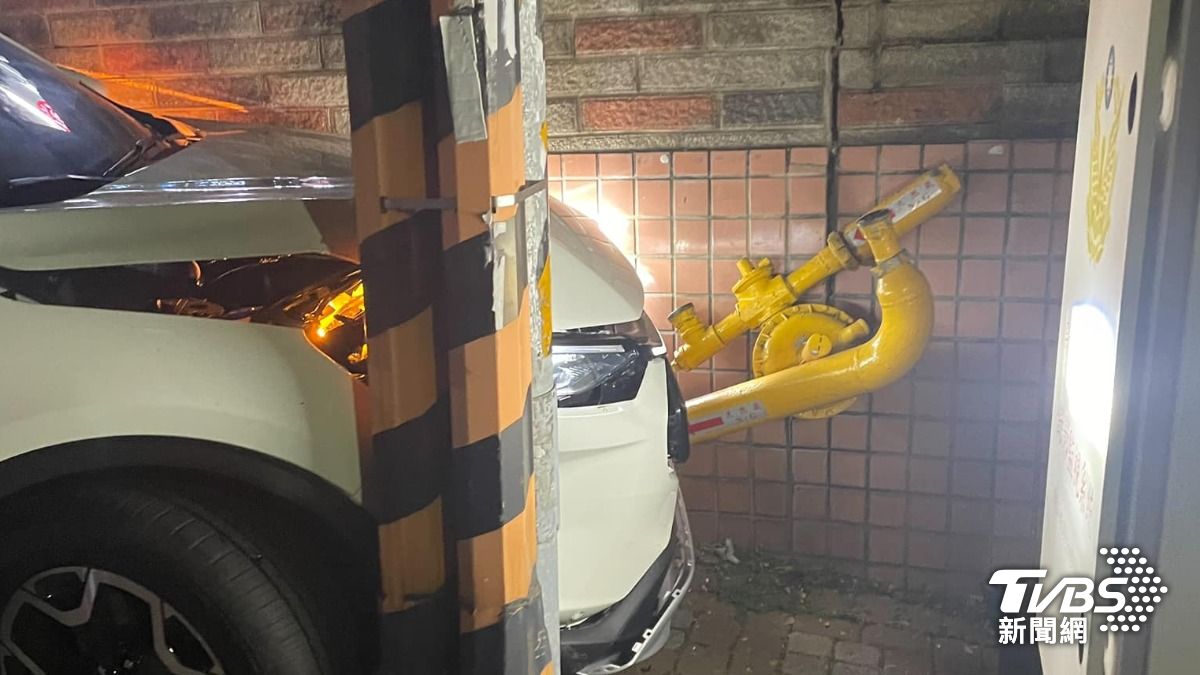 新竹小客車酒駕自撞!瓦斯管線撞歪 居民:濃到無法睡覺