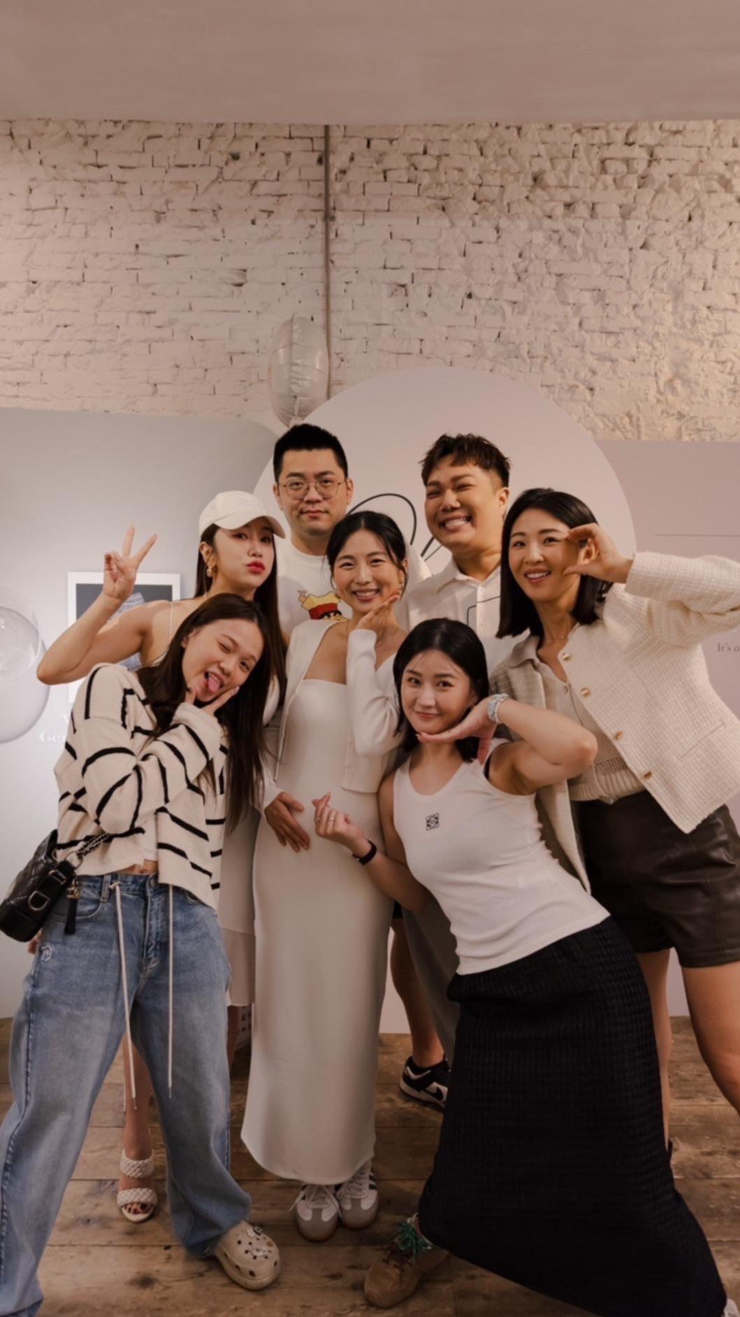 賴珮如舉辦了性別派對,關關、Ivy、林佩瑤、丘曄、陳彥婷和巨人夫妻等好友到場。(圖/經紀人提供)