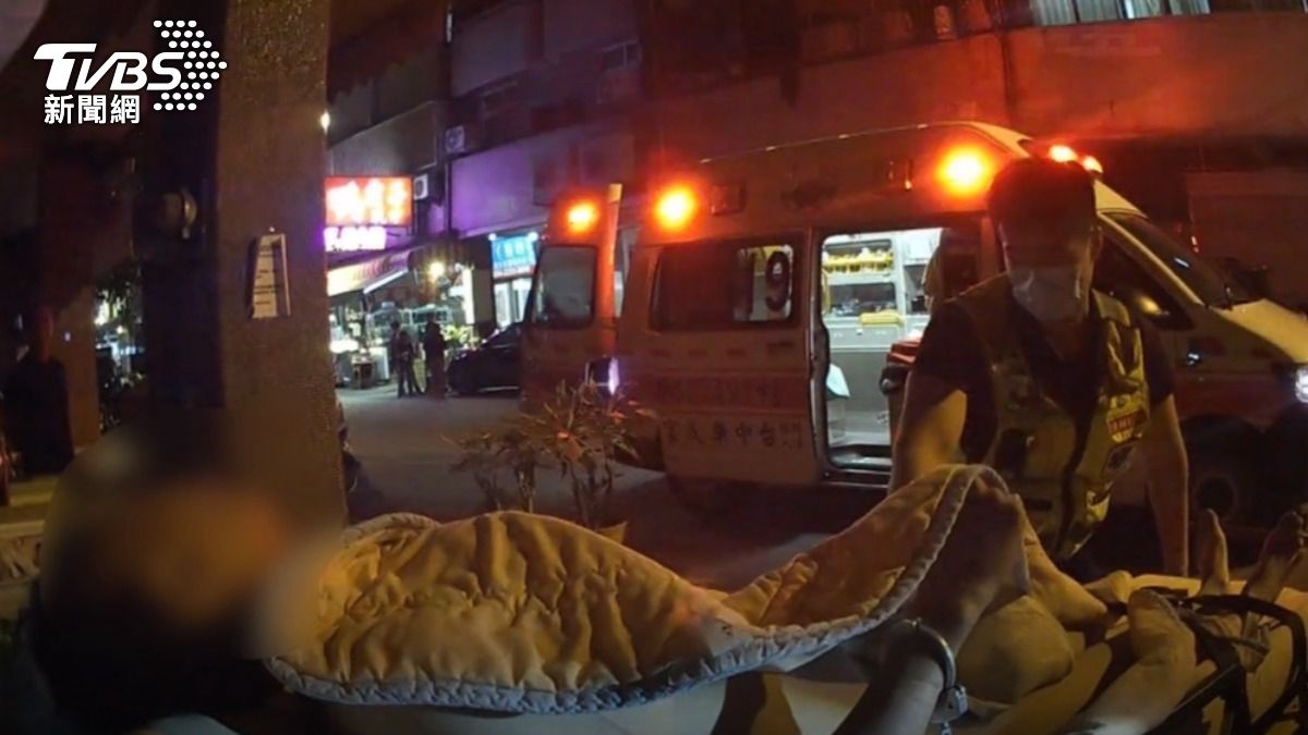 警方也依法將他強制送醫。（圖／TVBS）