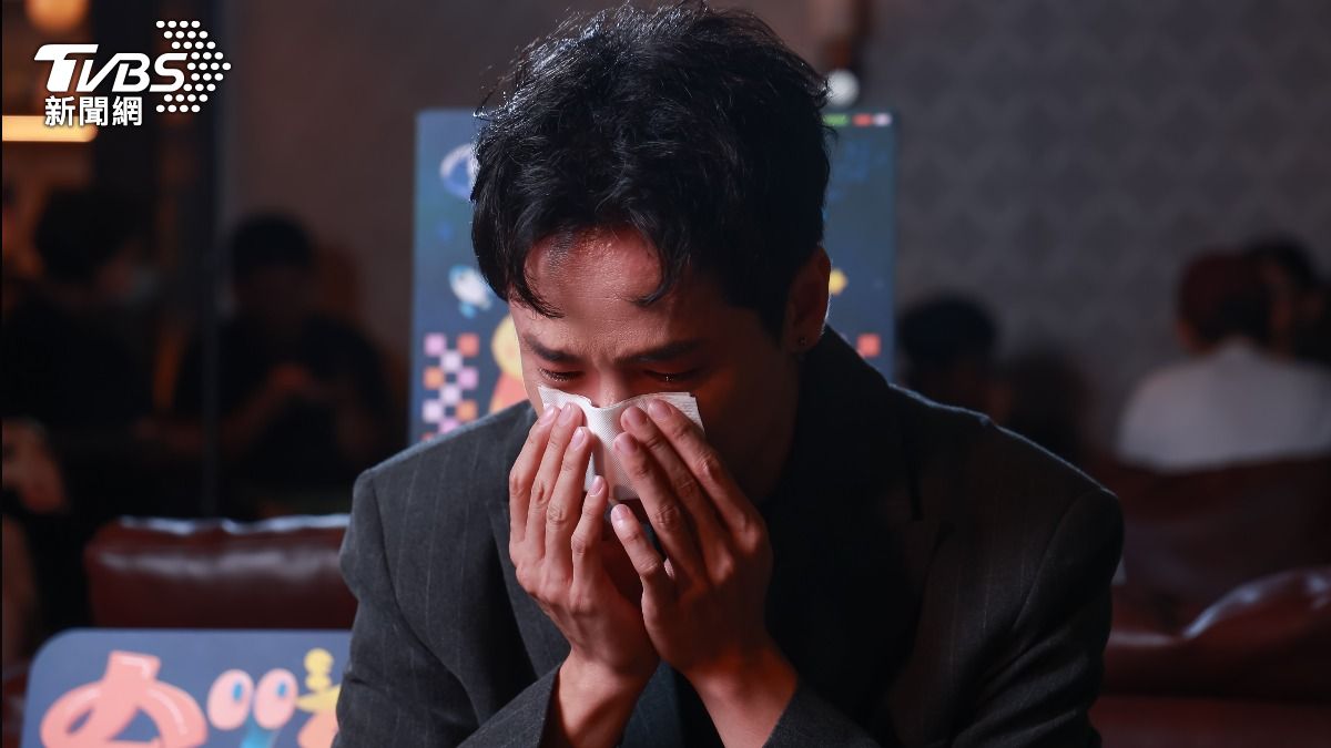 張瑞夫懊悔來不及帶全家人出國。（圖／趙世平攝）