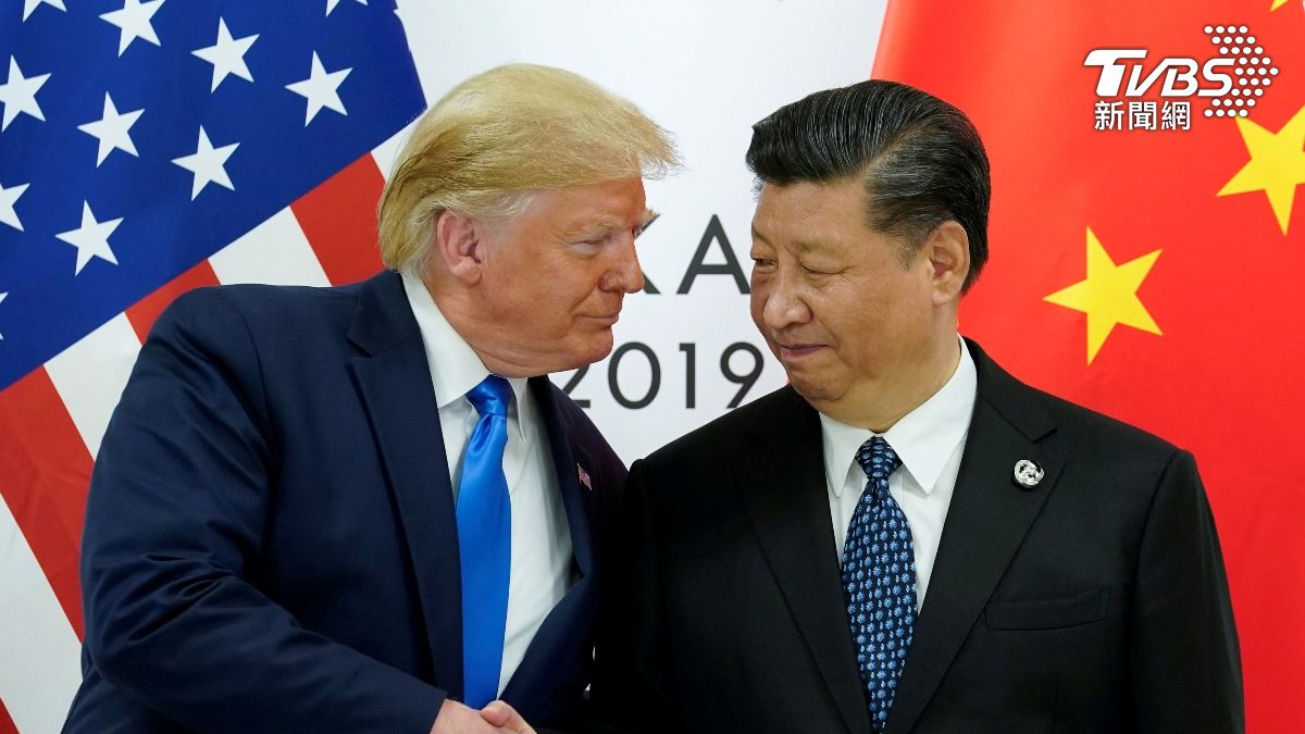 中國國家主席習近平（右）致電川普（左）、祝賀他當選美國總統。（圖／達志影像路透社）