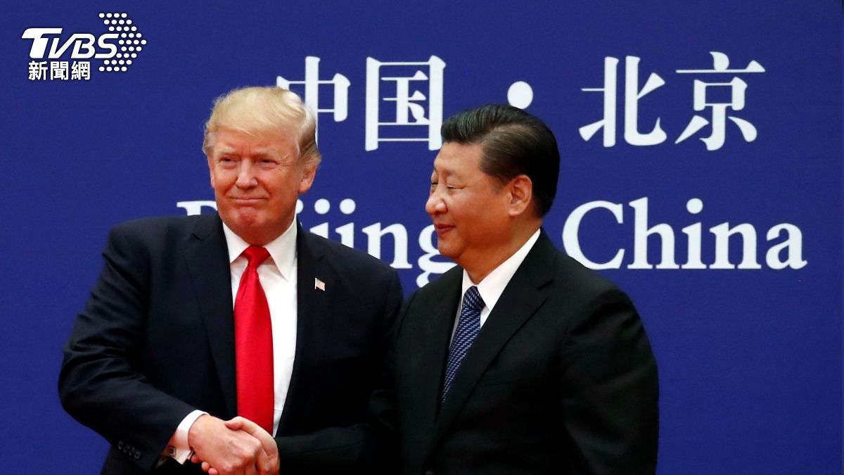 中國國家主席習近平（右）致電川普（左）、祝賀他當選美國總統。（圖／達志影像路透社）