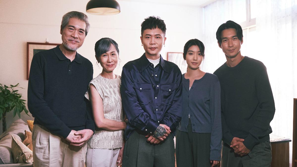 老奶奶演員(左二)被歌曲深深打動,一度淚流不止。(圖/相信音樂提供)