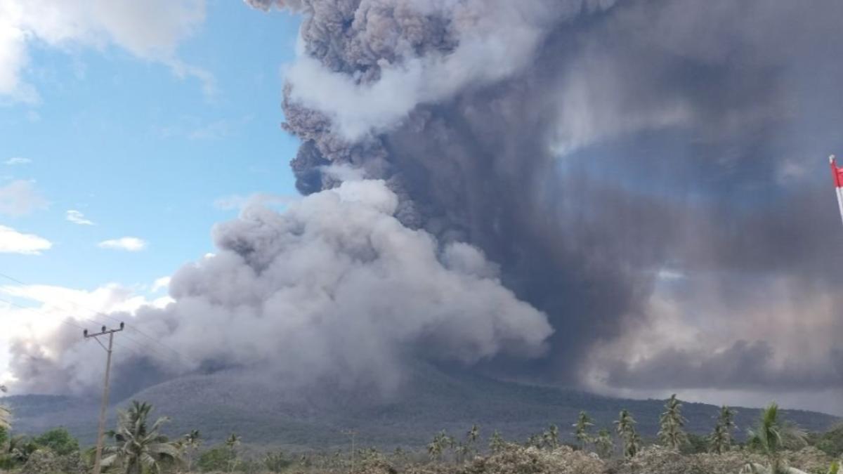 印尼火山大規模噴發 日本氣象廳憂「海嘯襲沖繩」