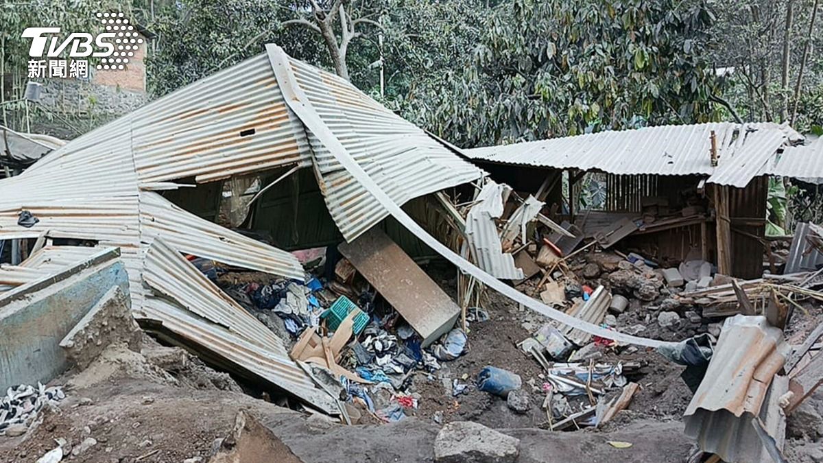 火山噴發導致民宅損毀,至少9人死亡。(圖/達志影像美聯社)