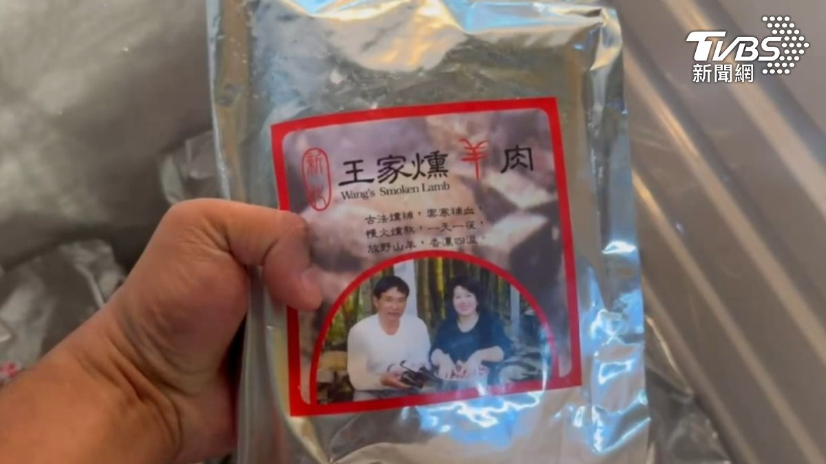 顧客訂了12份羊肉爐冷藏包拿回台中送人。(圖/TVBS)