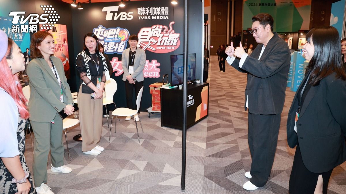 趙震雄特別來到TVBS的攤位並比出讚。（圖／趙世平攝）
