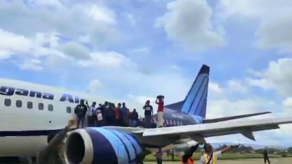 機上乘客見到火光後隨即自行打開緊急艙門，一邊尖叫、一邊要其他乘客趕緊下機。（圖／翻攝自The Sun）