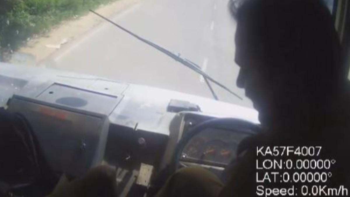 奧巴萊許急忙跳上駕駛座踩煞車,避免釀成大型事故。(圖/翻攝自X)