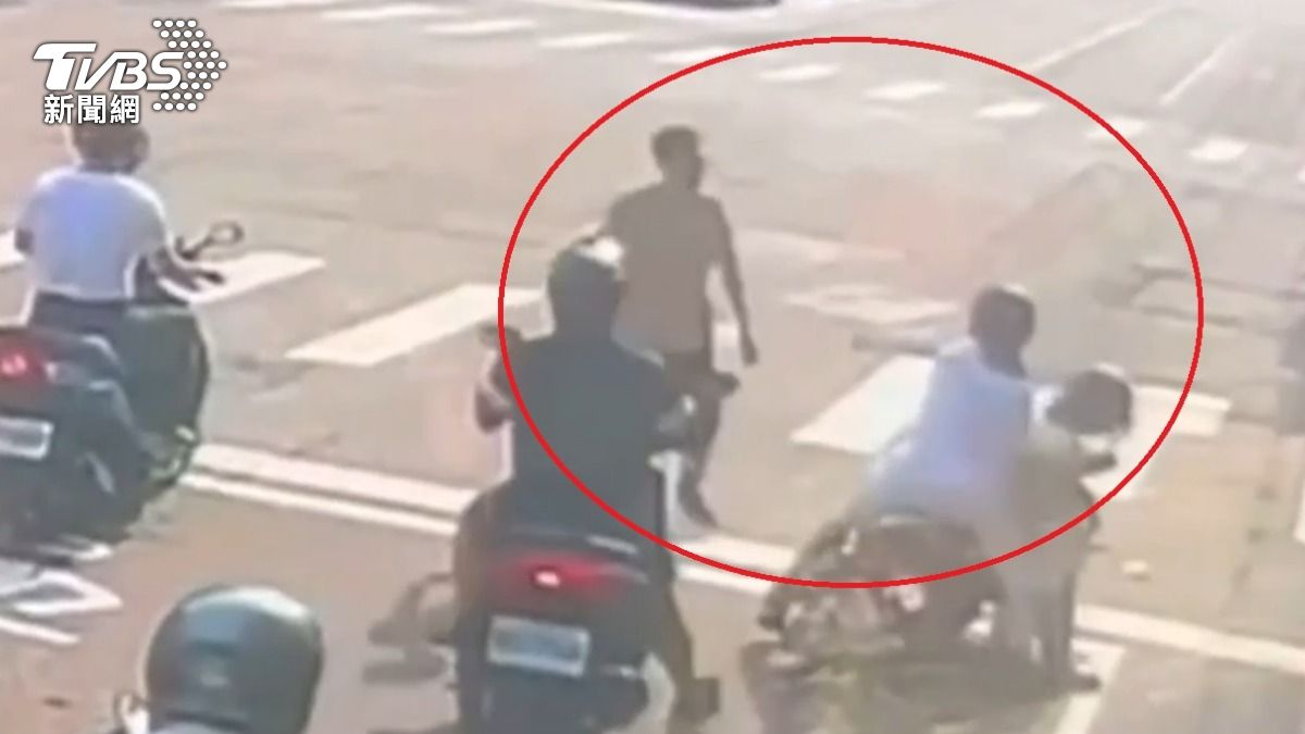 有片/不爽讓路還被比中指!台中男爆氣推車 熱褲女嚇到換氣過度