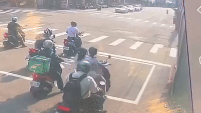 葉男爆氣推車。（圖／TVBS）
