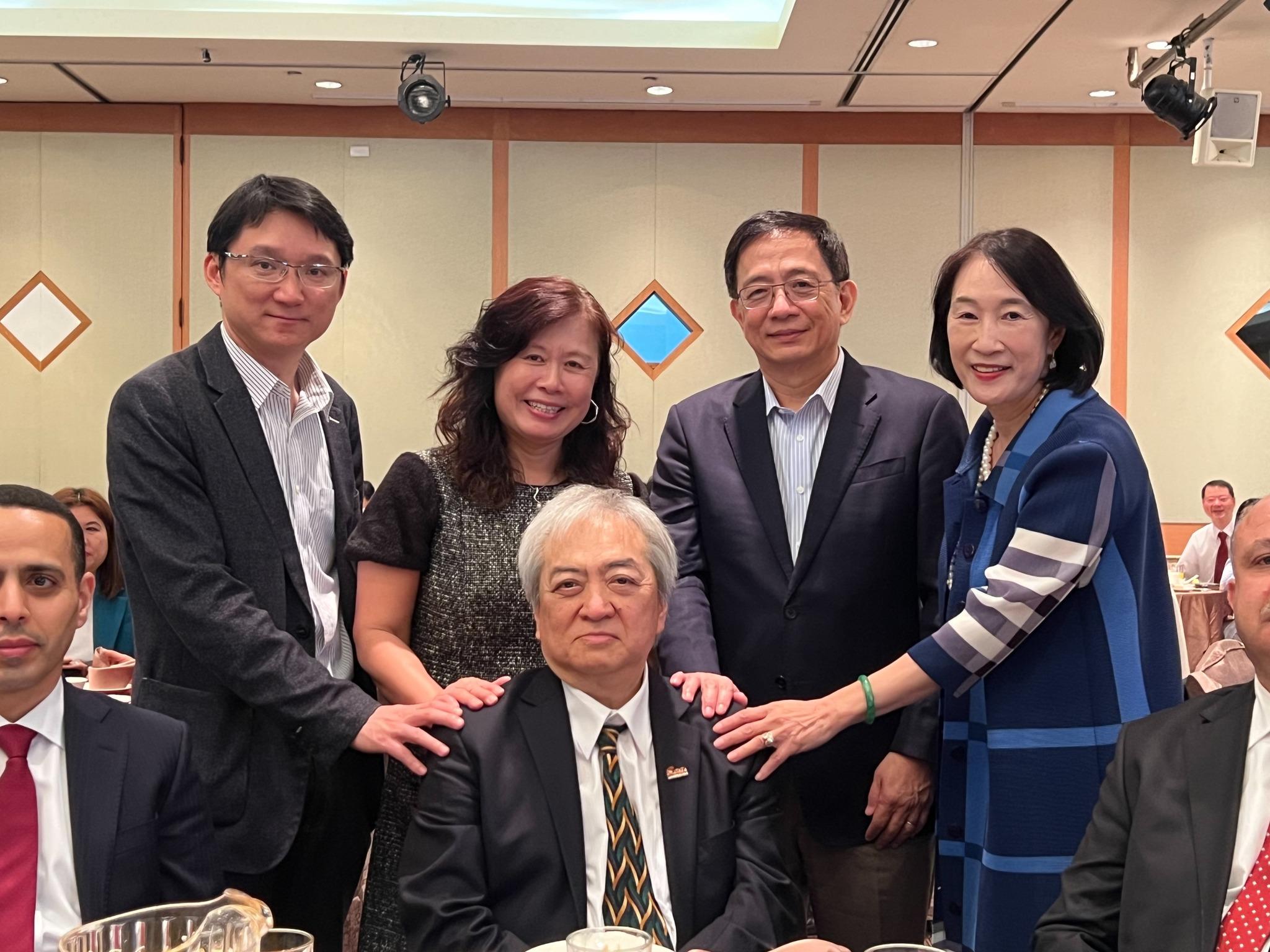 管中閔(圖右二)哀悼孫正大,「願老大安息,在天上繼續開懷大笑。」(圖/翻攝自管中閔臉書)
