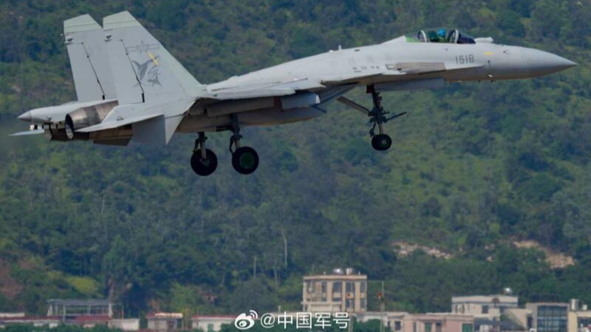 殲-15T的雷達偵測距離更遠,可搭載作戰距離更遠的空對空飛彈,是福建號航母編隊,核心武器裝備。(圖/擷取自中國軍號微博)