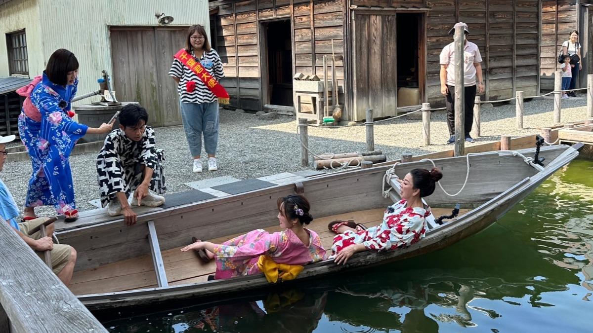 楊繡惠和張文綺搭的船搖搖晃晃。(圖/民視提供)
