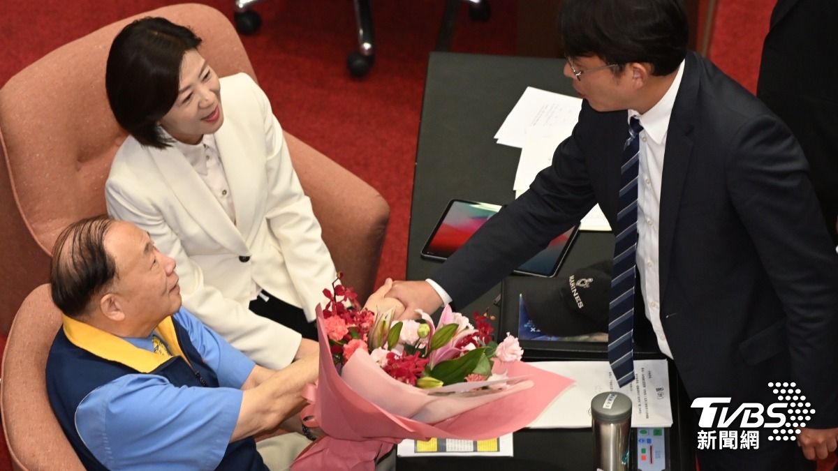 民眾黨立委黃國昌也上前關心陳永康傷勢，並送上花束致意。（圖／胡瑞麒攝）