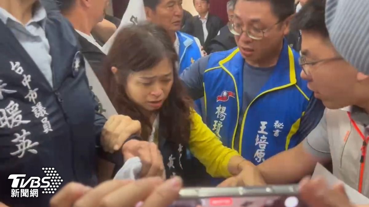 卓榮泰視察台中火力發電廠遭藍營抗議 綠議員護駕爆衝突