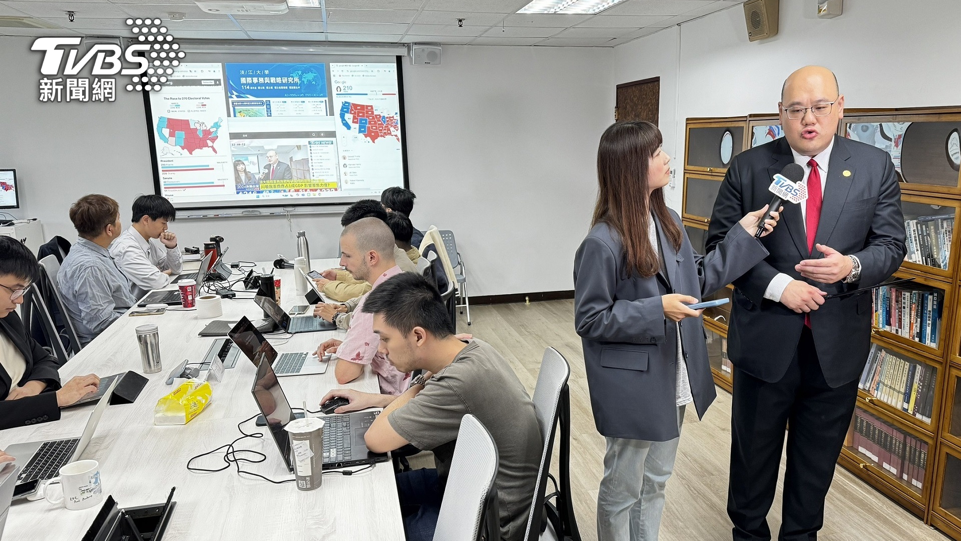 淡江大學戰略研究所於美選開票當日,也使用《TVBS新聞網》開票特報進行課程教學(圖/TVBS)
