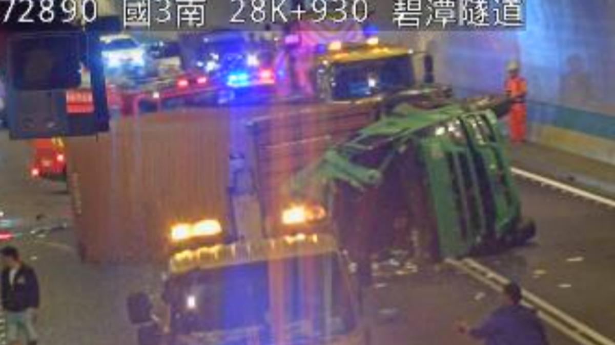 嚇到褲底全濕!國3碧潭隧道貨櫃車翻覆 酒駕司機送醫尿失禁
