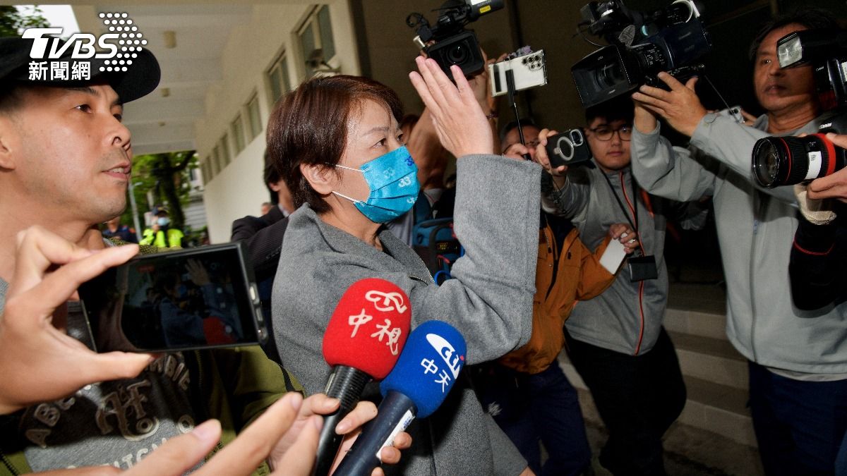 黃珊珊抵達廉政署被媒體團團包圍。（圖／胡瑞麒攝）