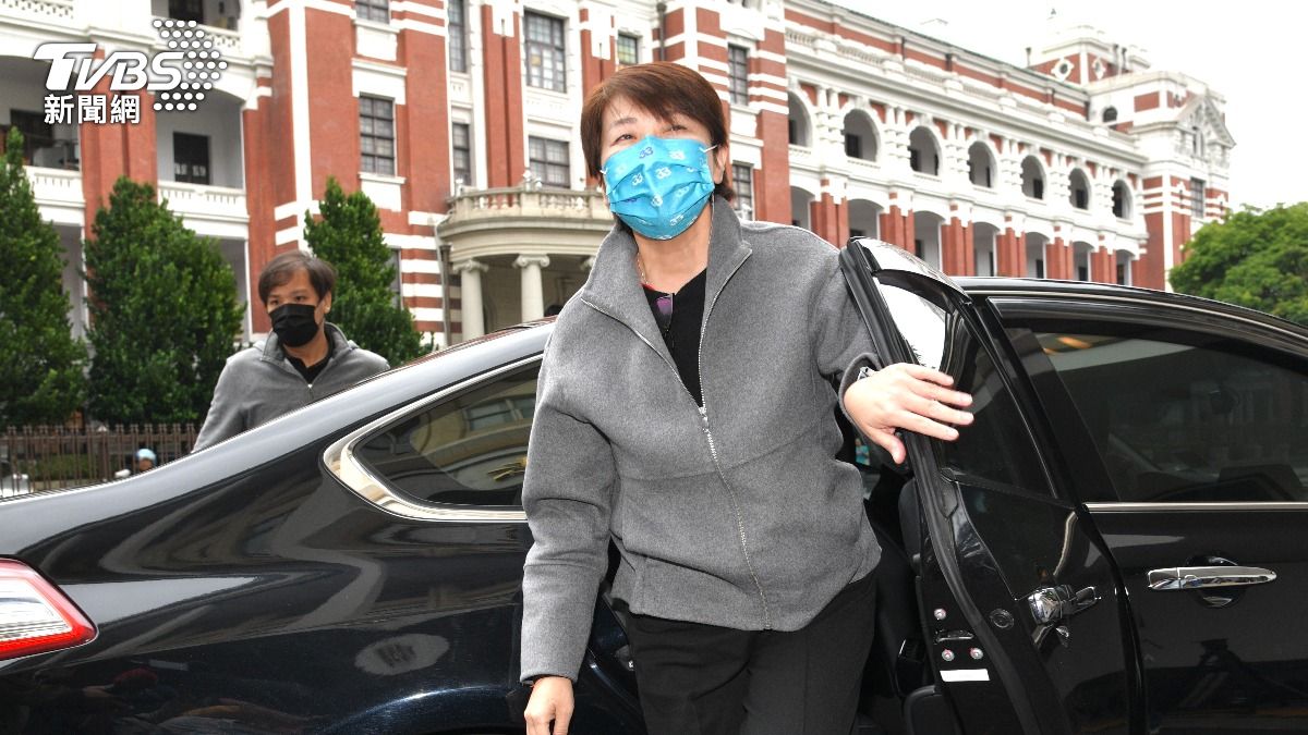黃珊珊8日中午搭車抵達廉政署。（圖／胡瑞麒攝）