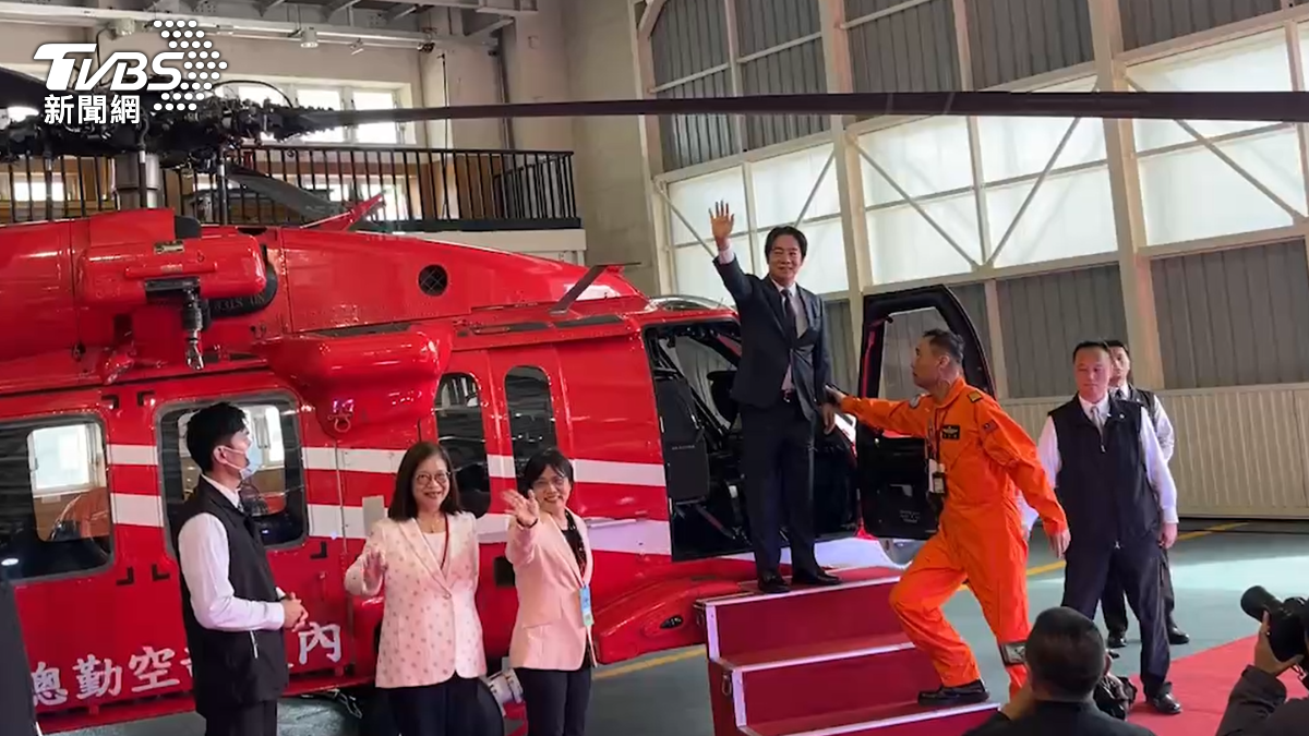空勤隊20歲海豚、飛鷹直升機展演 賴清德讚:救難慈航天使