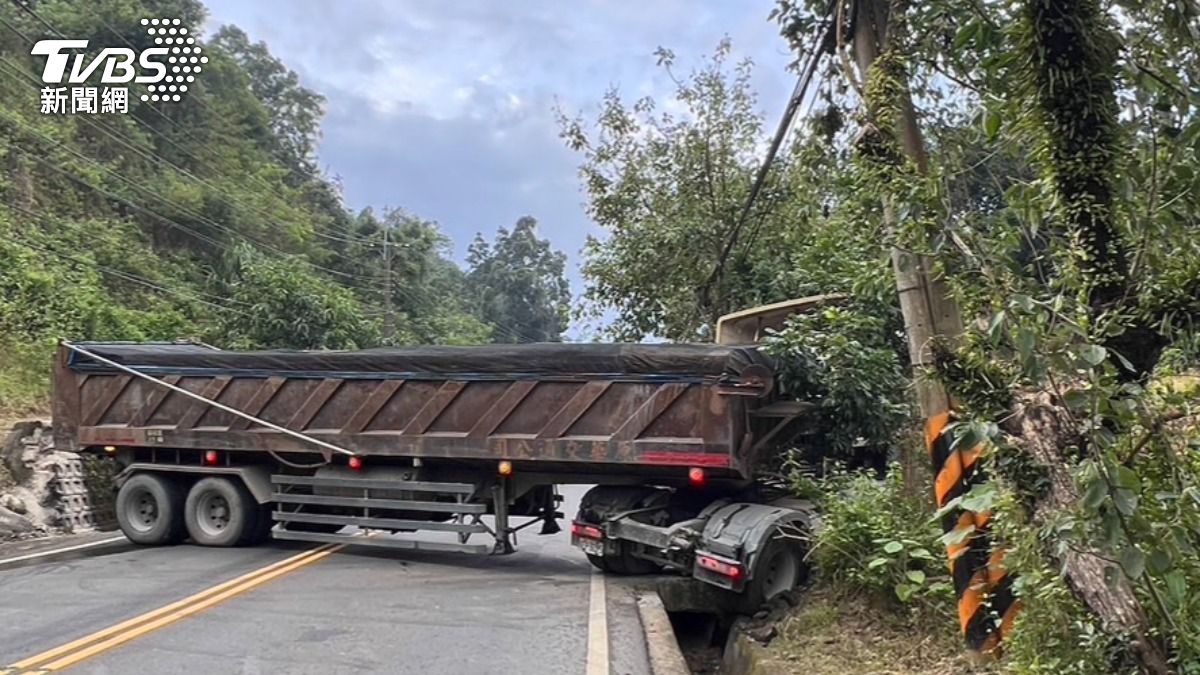 快訊／台20線卡死！台南砂石車迴轉「頭栽溝渠」車道全封閉