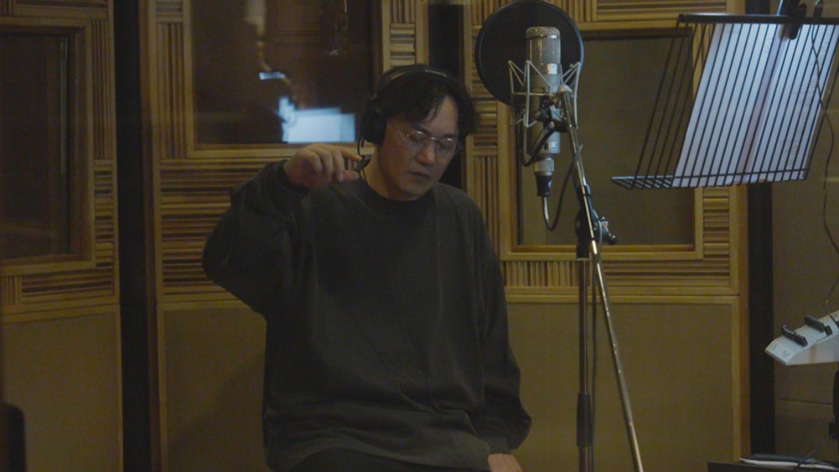 陳奕迅花了不少時間了解歌曲故事以及錄音。(圖/環球音樂提供)