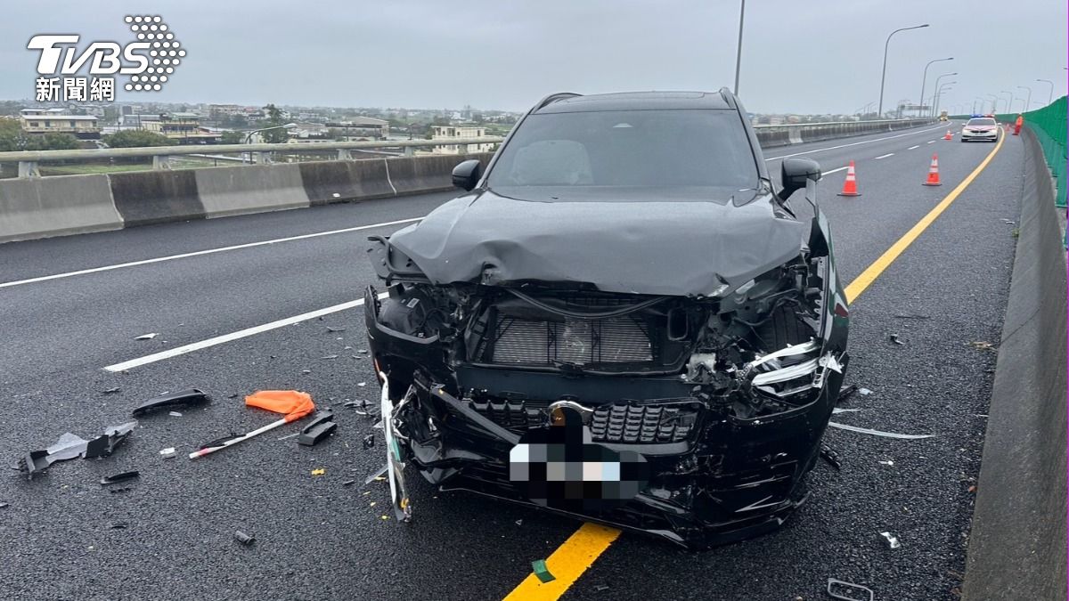 業務開瑞典坦克國5撞車「車頭全毀」！車主怒：認賠吞不下去