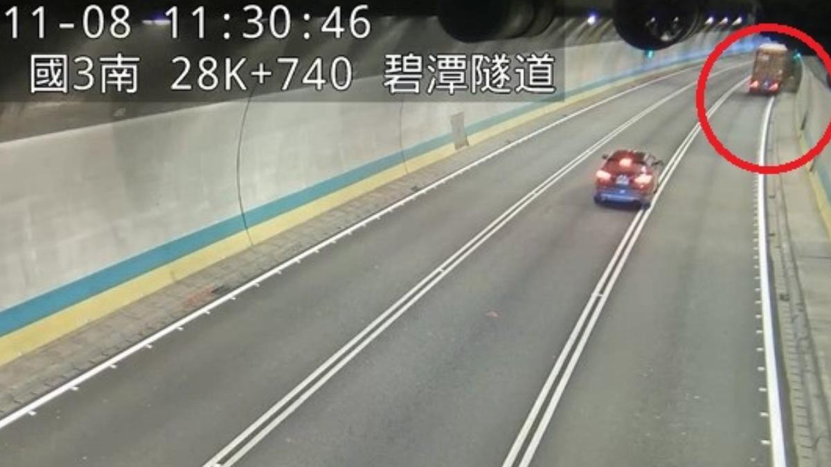 連結車擦撞外側車道牆壁後翻車。(圖/翻攝畫面)
