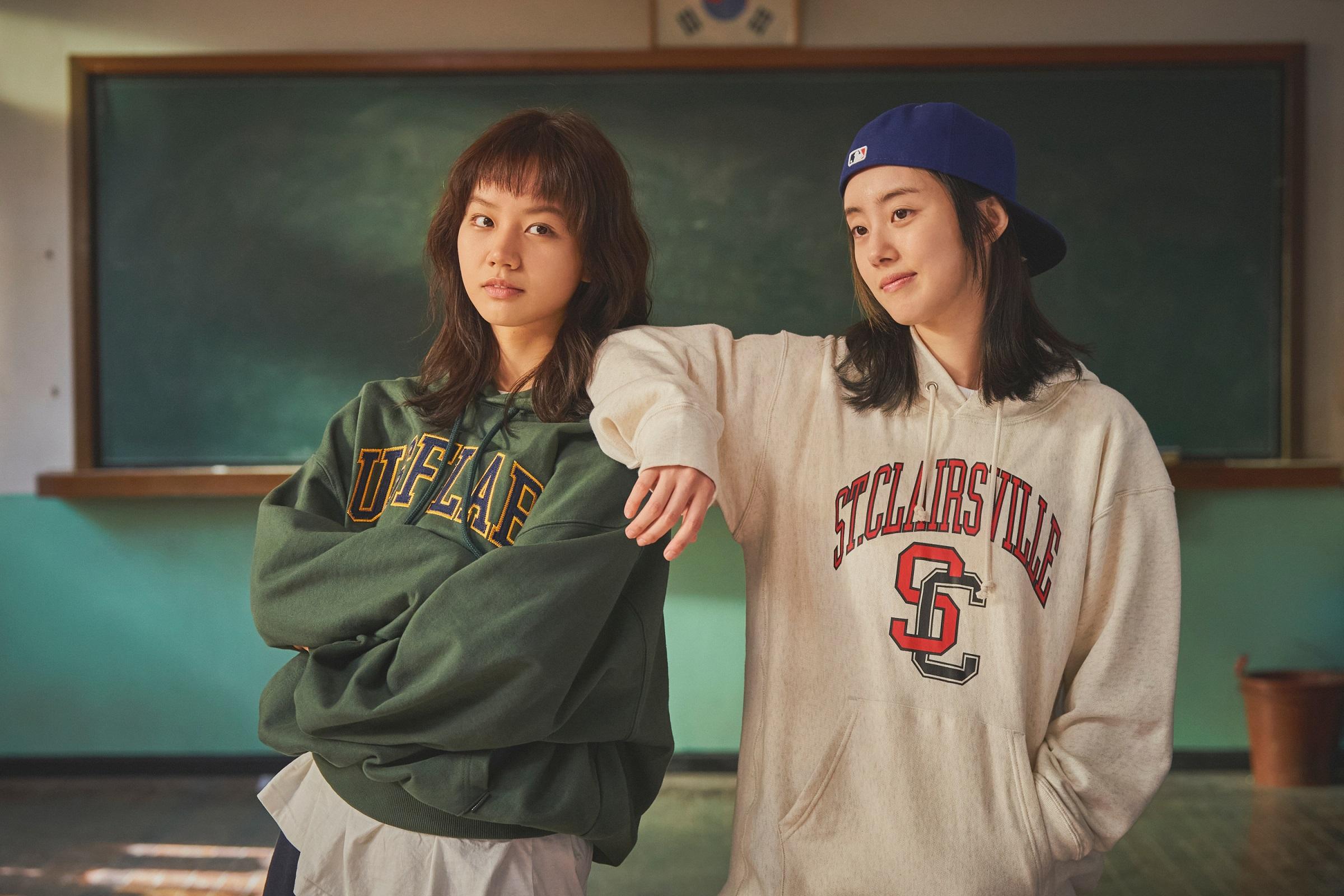 惠利(左)、朴世婉一起演出愛好舞蹈的女孩。(圖/華映娛樂提供)