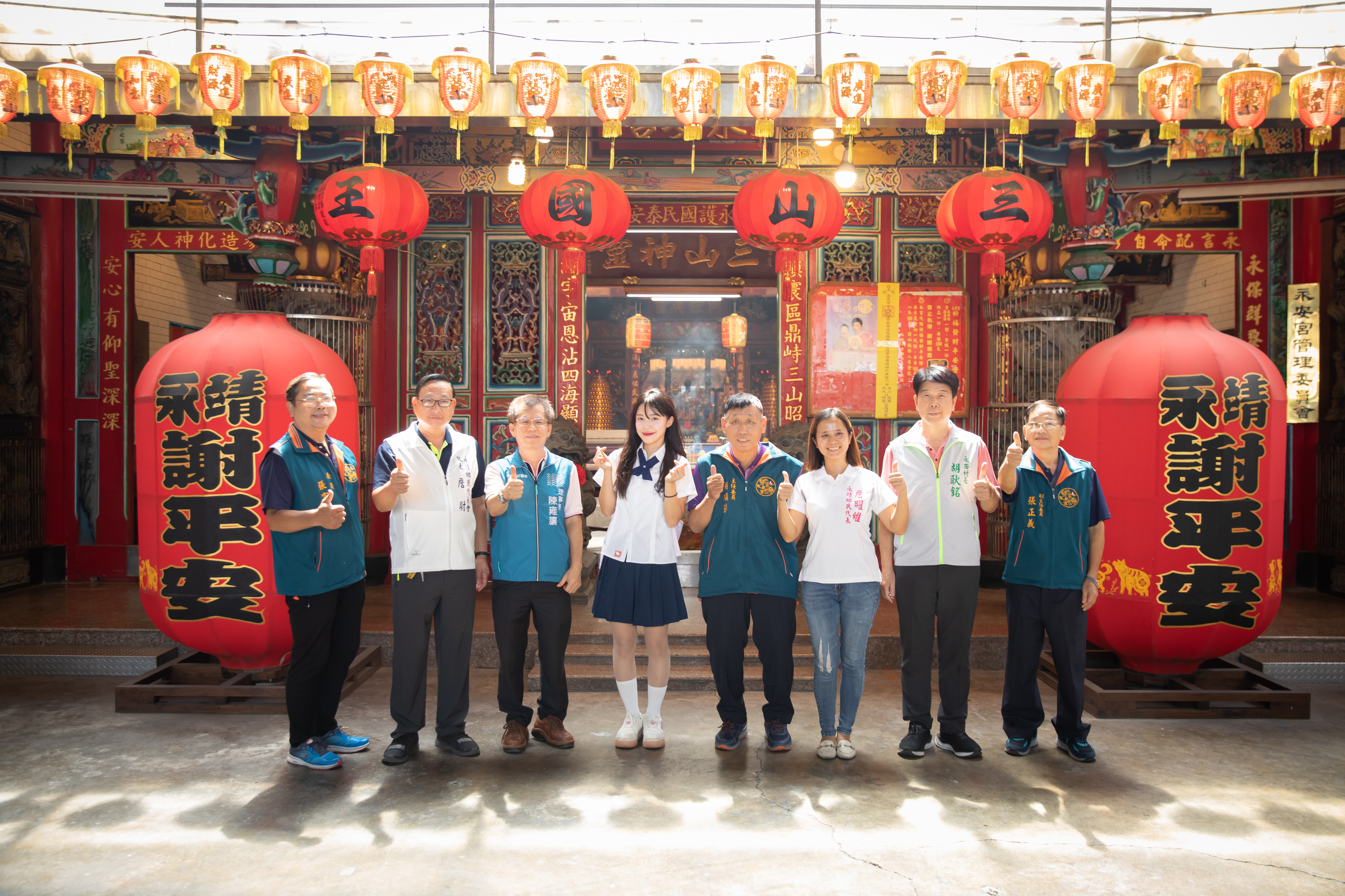 小龍女李多慧日前到永靖小旅行,在永安宮前與鄉親合影。(圖/主辦單位提供)