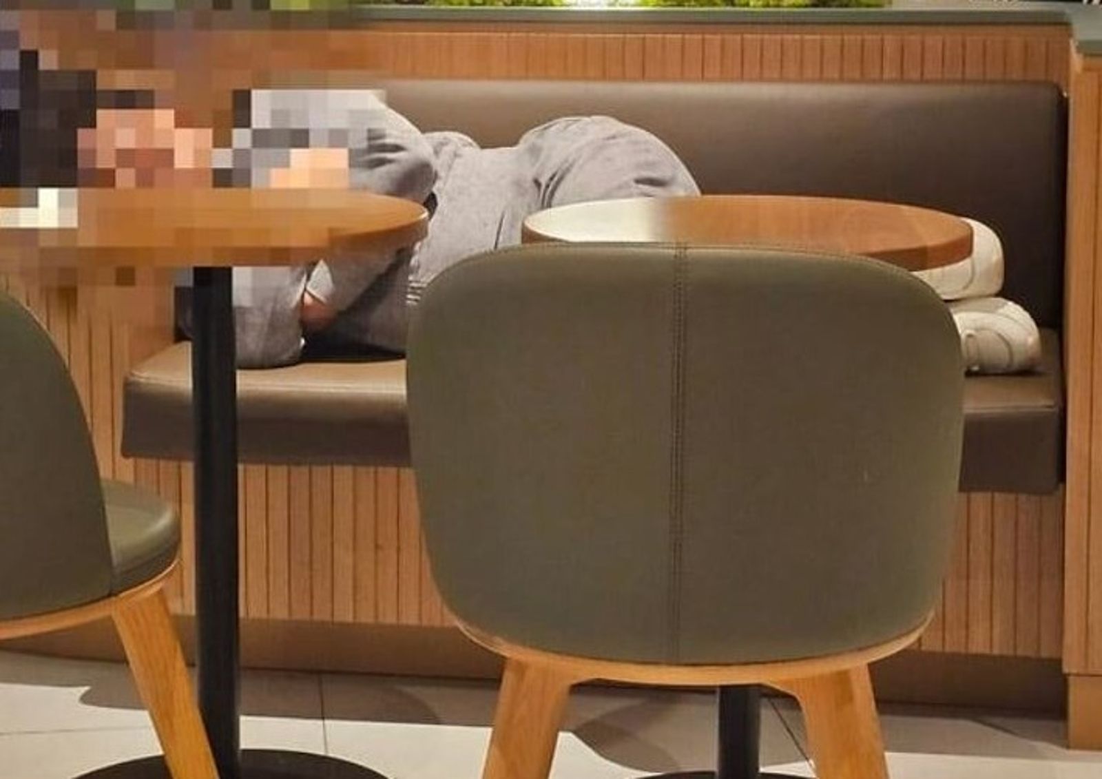 誇張!中國客把星巴克當她家 占用沙發椅躺平睡覺