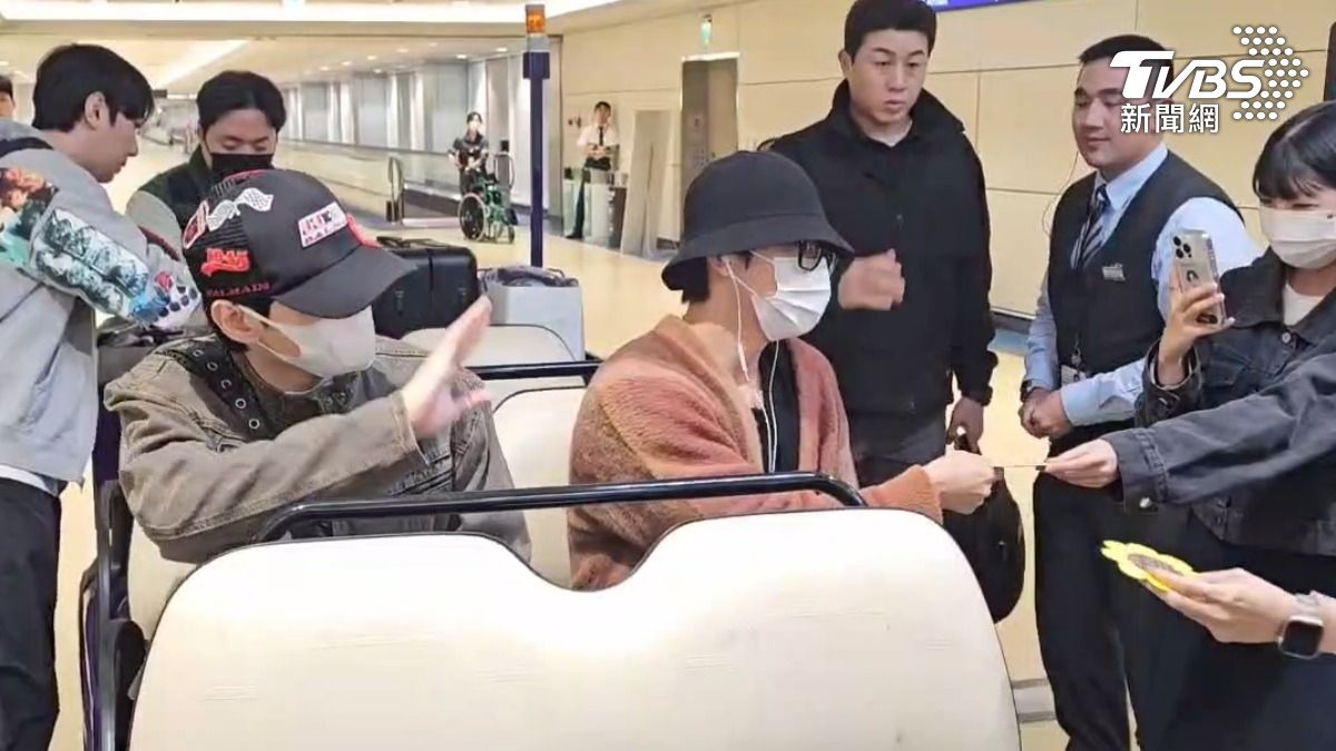 東海親手接過粉絲信。(圖/TVBS)