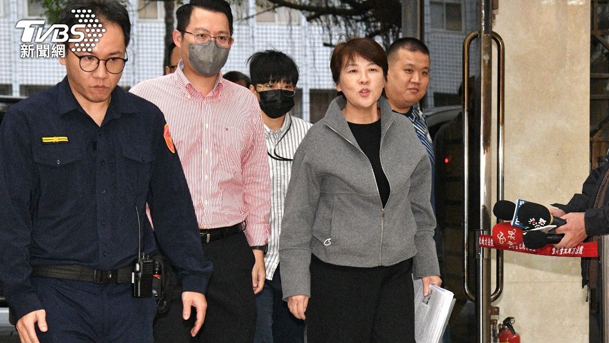 黃珊珊訊後「請回」神情輕鬆、微笑 柯文哲、李文宗移送複訊