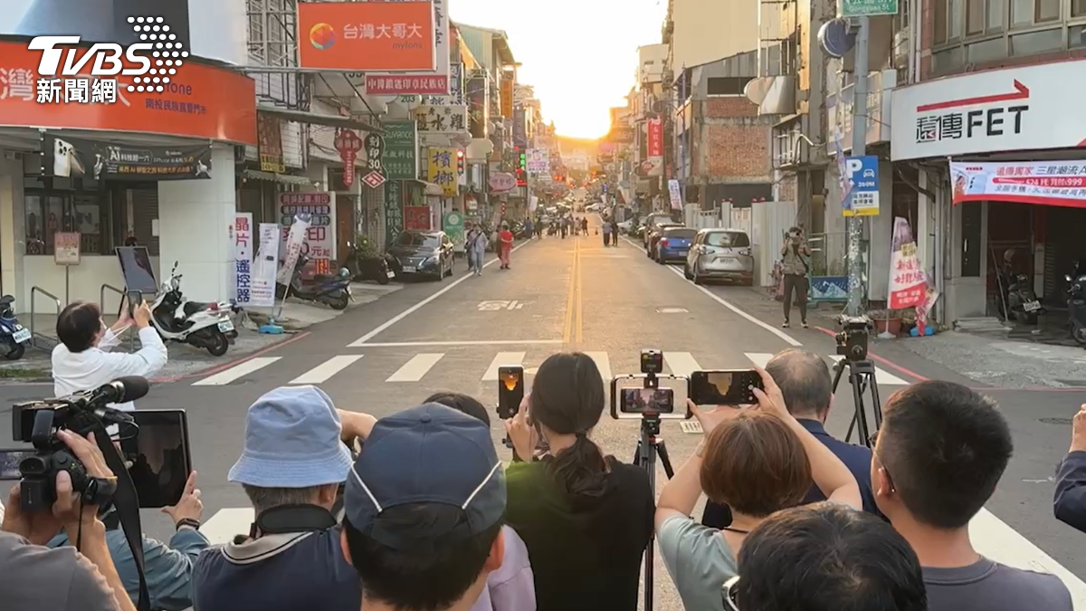 許多民眾聚集等懸日。(圖/TVBS)